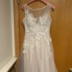 Sleeveless Illusion Neckline Tulle Wedding Dress with Floral Lace